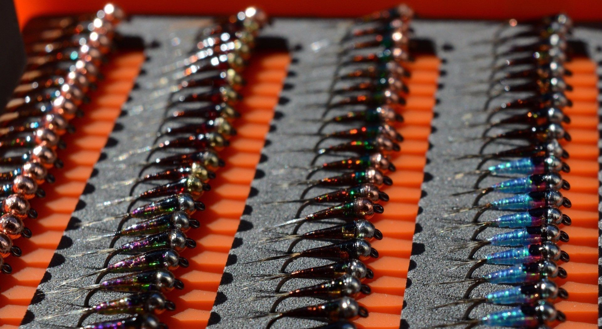 Caja con perdigones en anzuelo del 14 y bolas de 2,5 mm Perdigoners Spanish nymphs