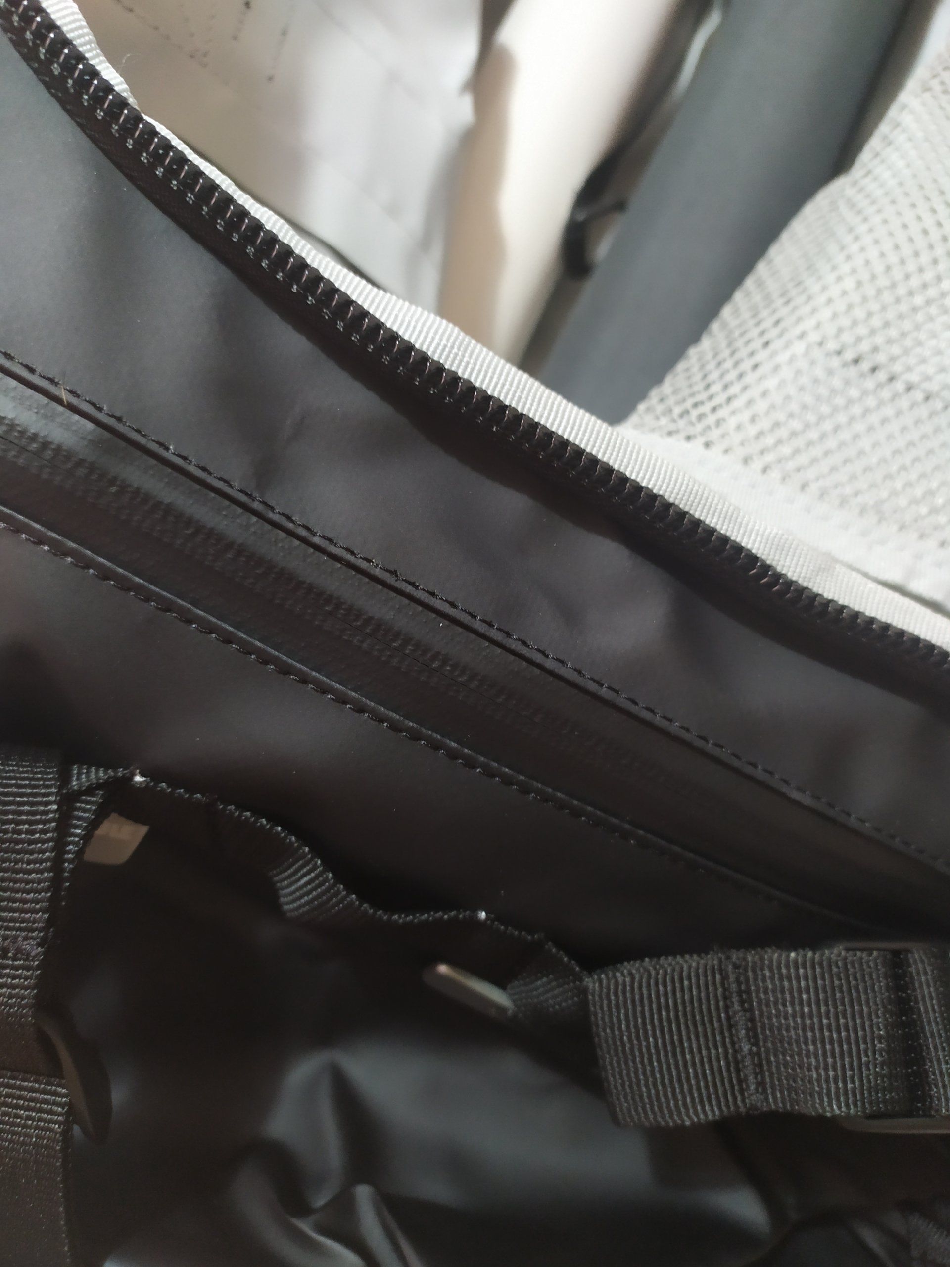 Detalle cremallera Thule Chasm XL