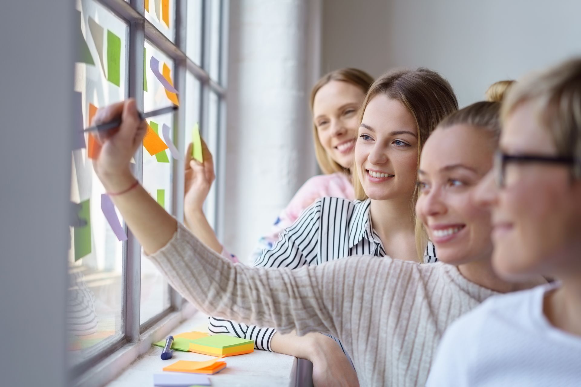 Menschen beim Brainstorming