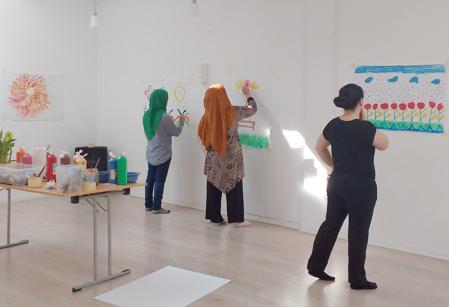 Frauen bei der Kunsttherapie