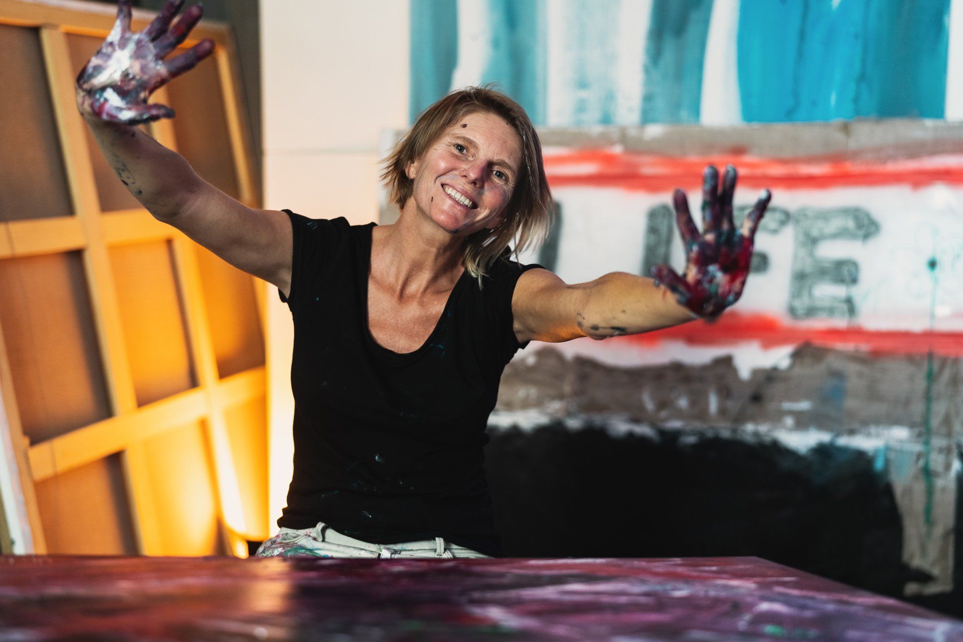 Frau mit farbverschmierten Händen