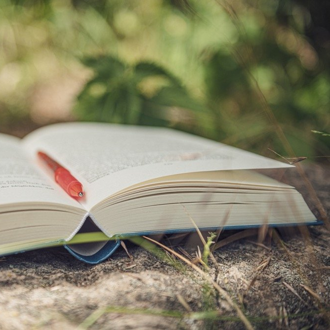 Qualitätsschöpfer – Karen Görner Qualitätsschöpfer – Karen Görner – aufgeklapptes Buch mit rotem Stift