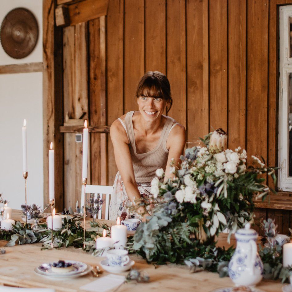 Lernt uns kennen -Floristin von Meier Eventfloristik bei der Gestaltung von Hochzeitsblumen