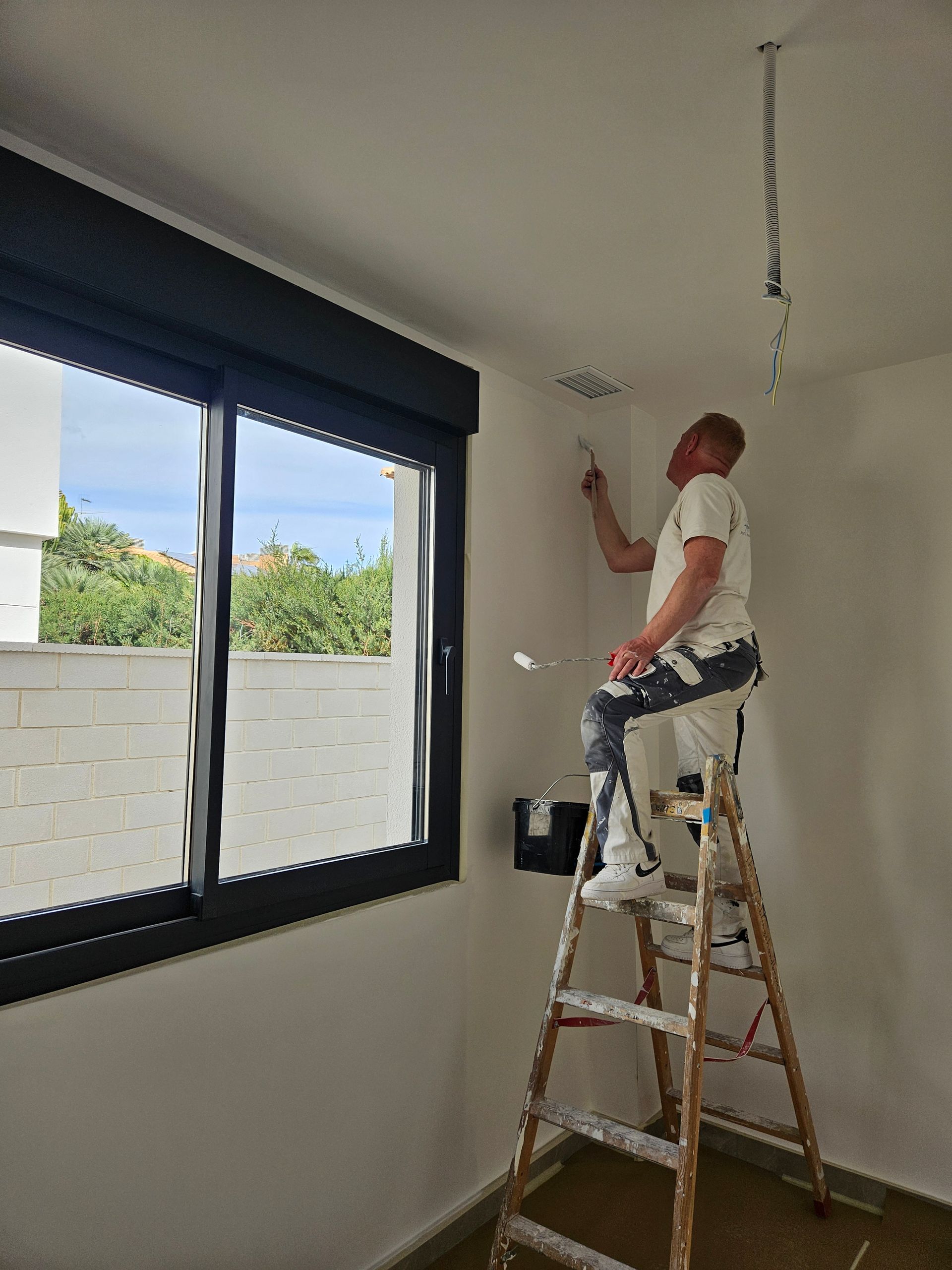 Pintor profesional en Alicante realizando trabajos de pintura interior