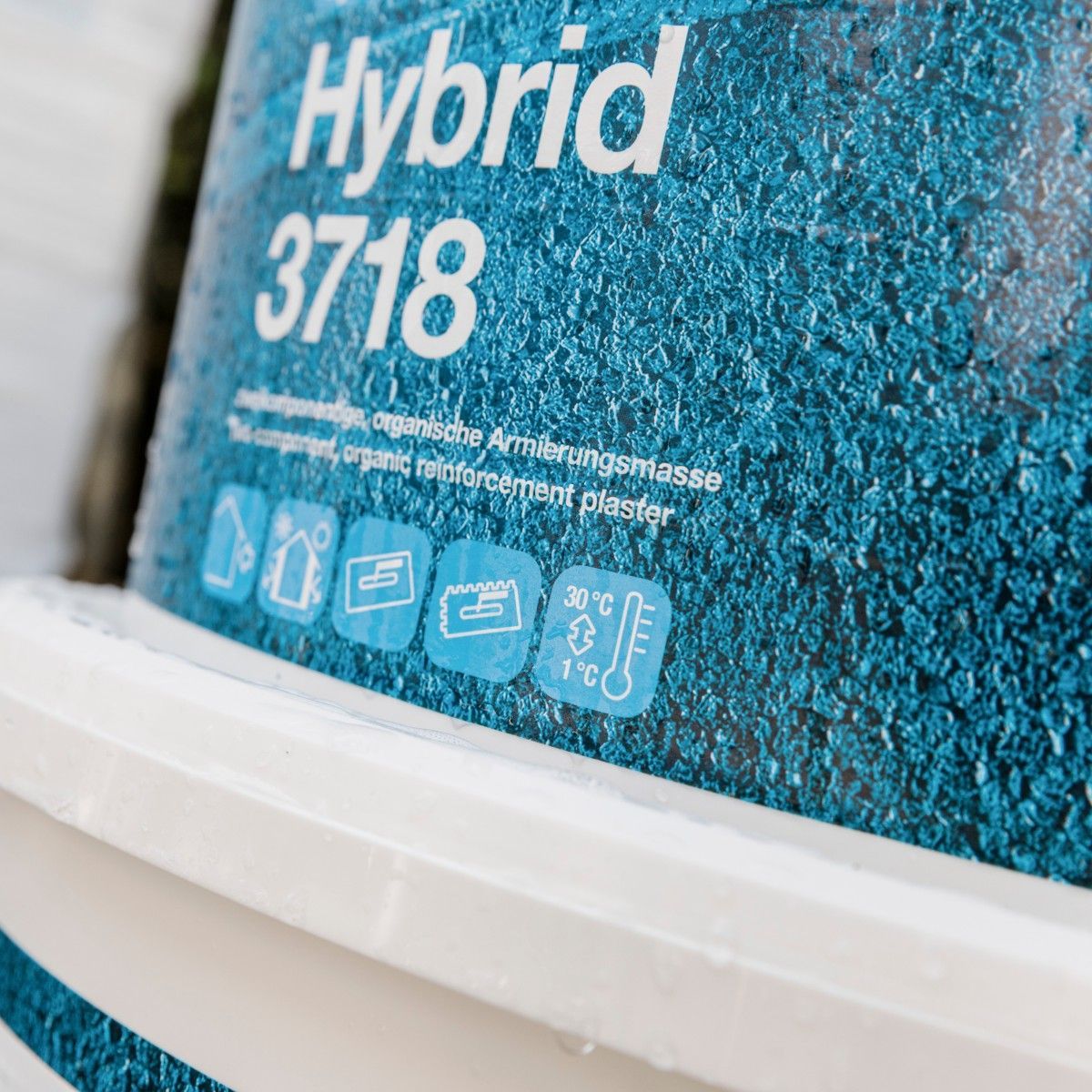 Ambiente Exclusivo - El sistema Qju se caracteriza por su alta elasticidad, lo que garantiza una gran resistencia a las fisuras y una protección eficaz contra los impactos mecánicos externos.
En combinación con nuestra masa de refuerzo Qjusion Hybrid 3718/3719, Qju ofrece una resistencia excepcional frente al granizo, pisadas, golpes de balón o caídas de bicicletas.