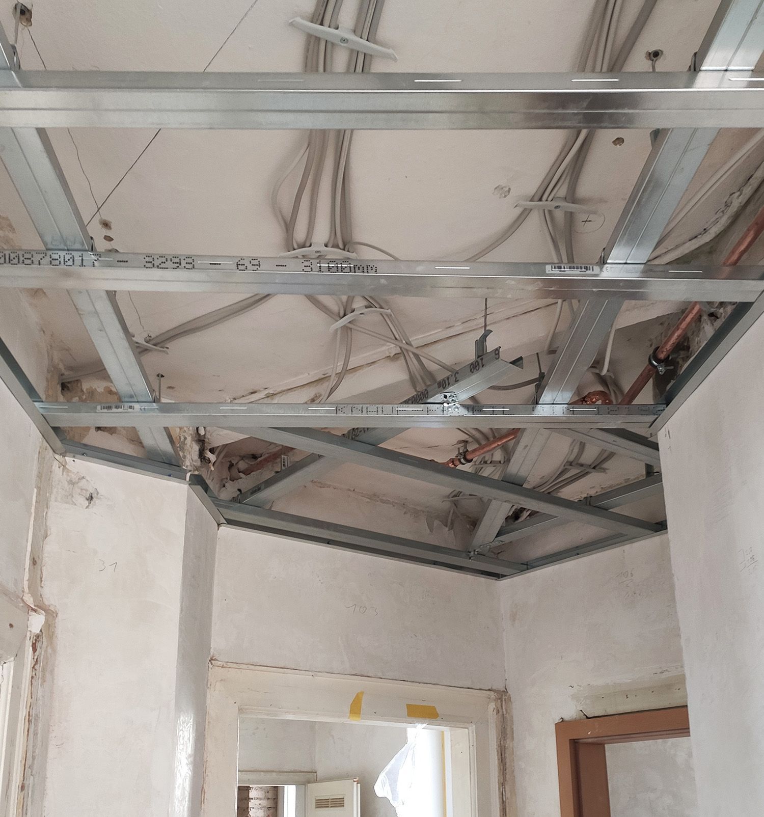 Trockenbau – Konstruktion einer abgehängten Decke
