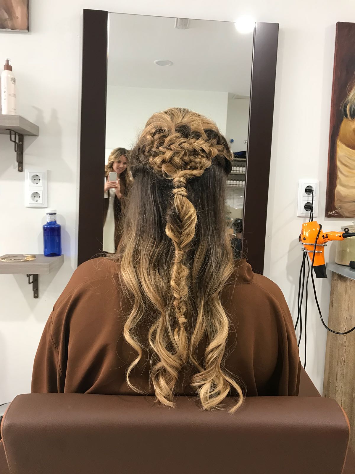 Todo tipo de recogidos para bodas, comuniones, fiestas y demás. Realizamos recogidos en todos los estilos.