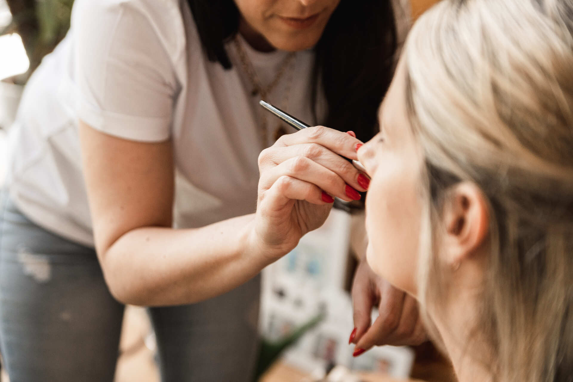 Das Foto zeigt Serena Morraja beim Schminken des Braut-Make-up