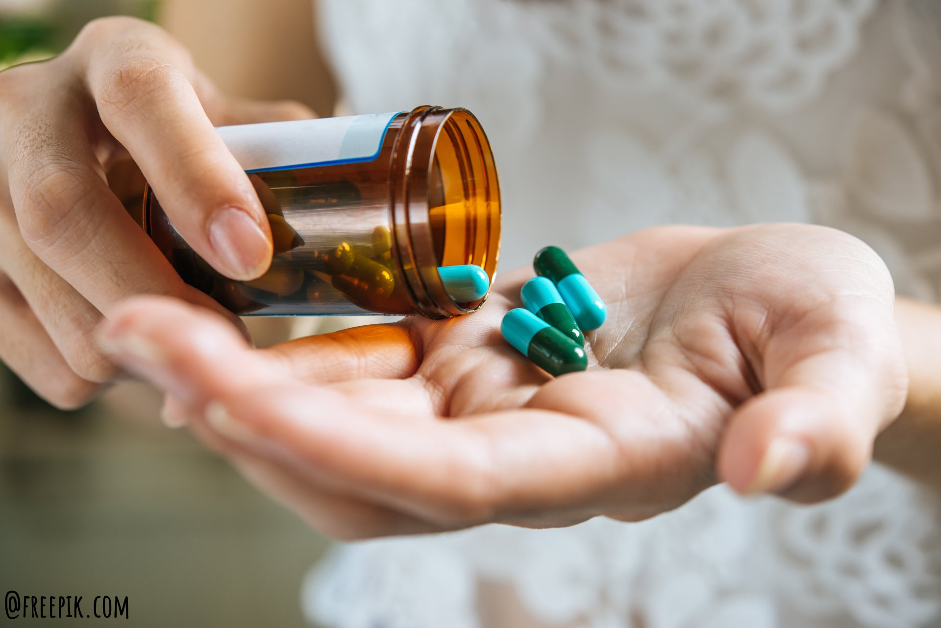 pharmacien avec antibiotiques