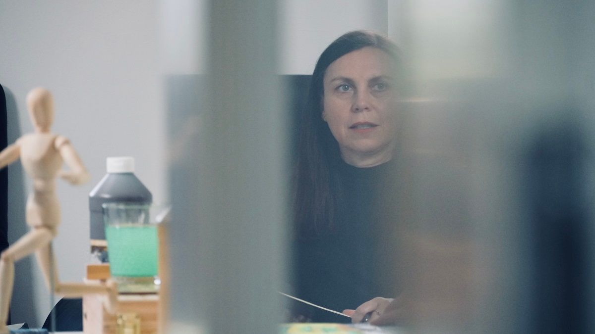 Susanne Grön im Gespräch mit einer Person außerhalb des Sichtbereichs - Praxis für Kunsttherapie Susanne Grön in Zarrentin.