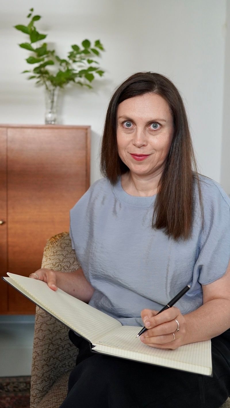 Bild von Susanne Grön in ihrer Praxis - Kunsttherapie Susanne Grön - Zarrentin