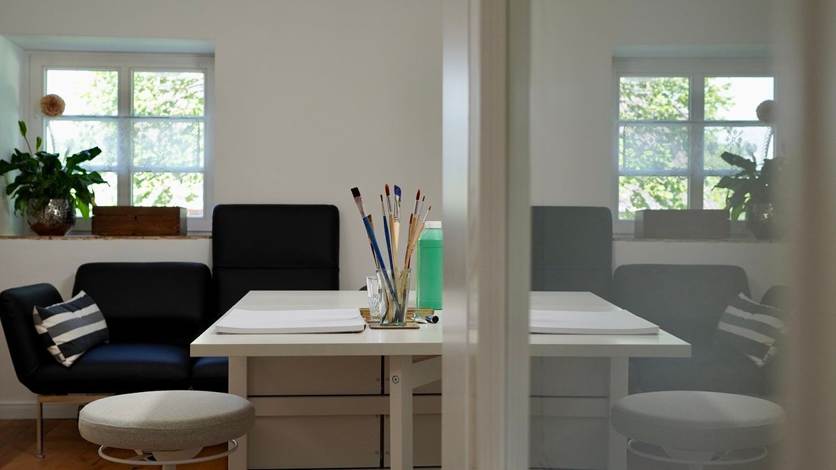 Blick auf das Atelier in der Praxis - Kunsttherapie Susanne Grön - Zarrentin