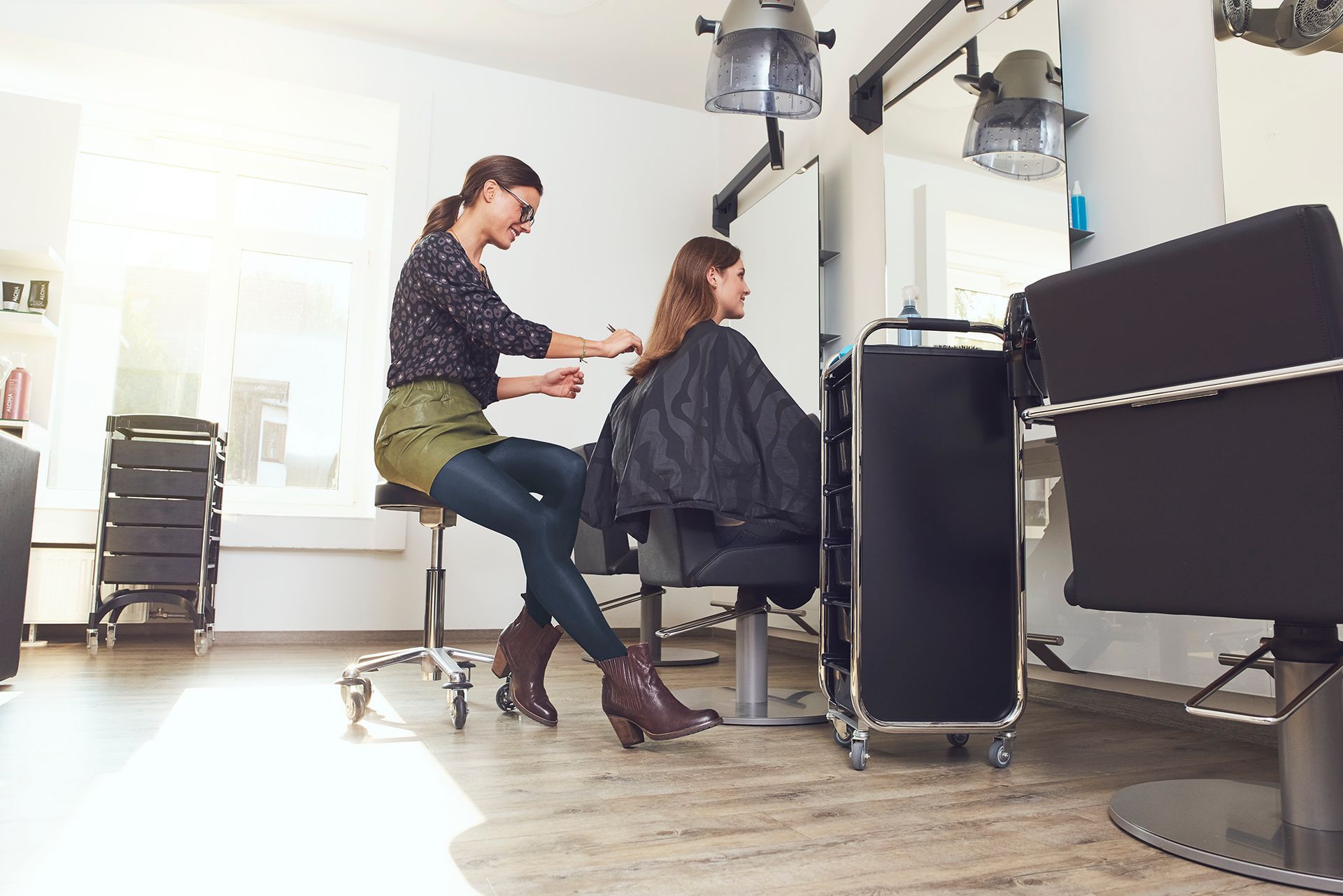 Bild einer Friseurin, die Kompressionsstrümpe trägt.