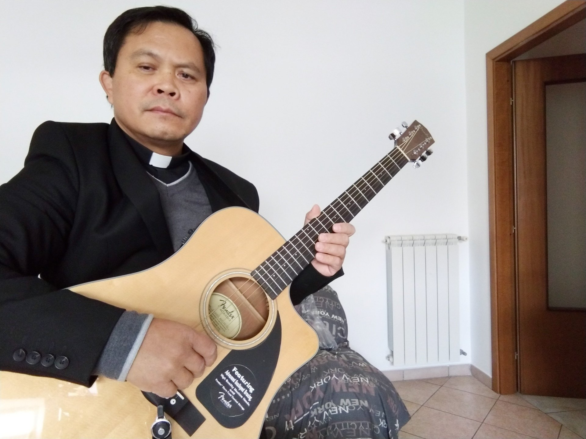 Bobby Calunsag con la sua chitarra