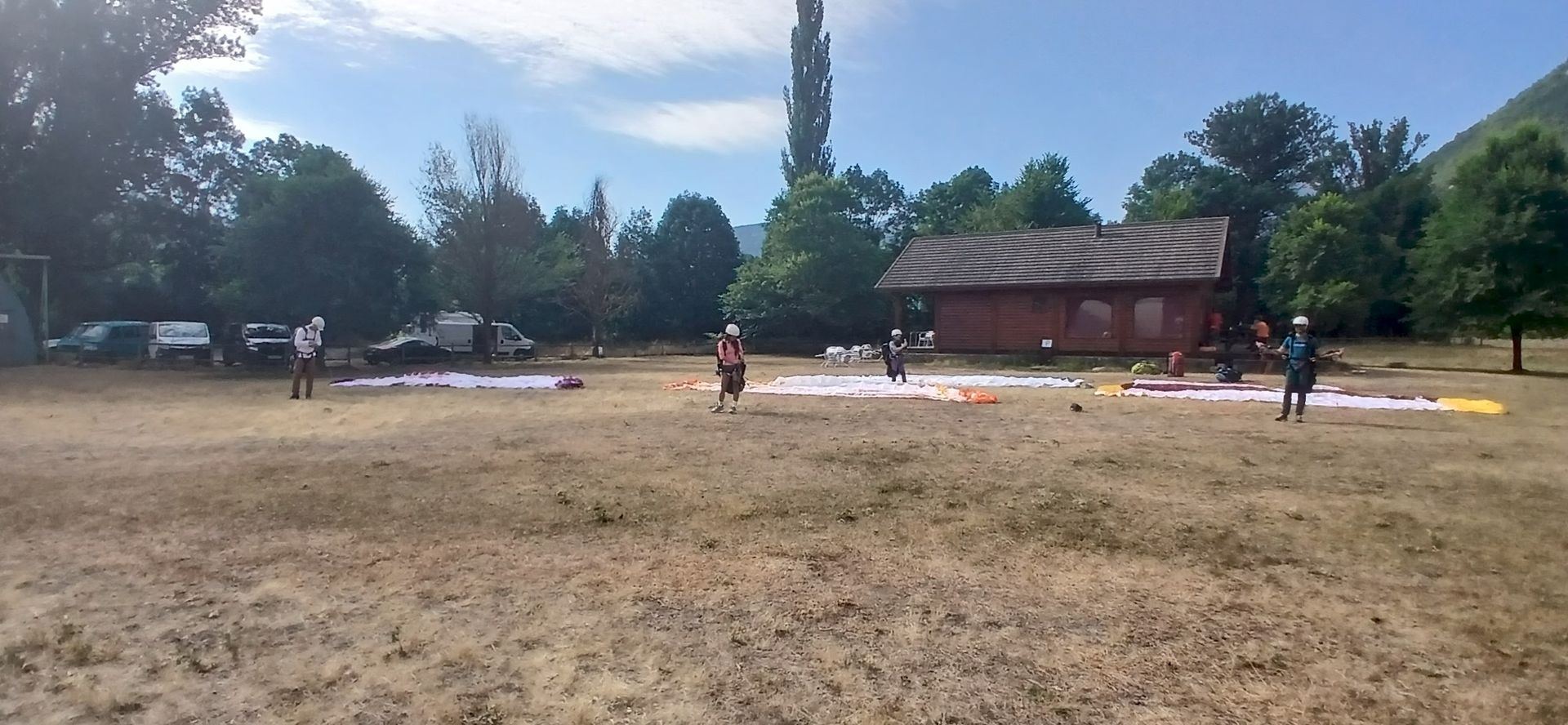 Alumnos en la adaptación al materia en un curso de parapente