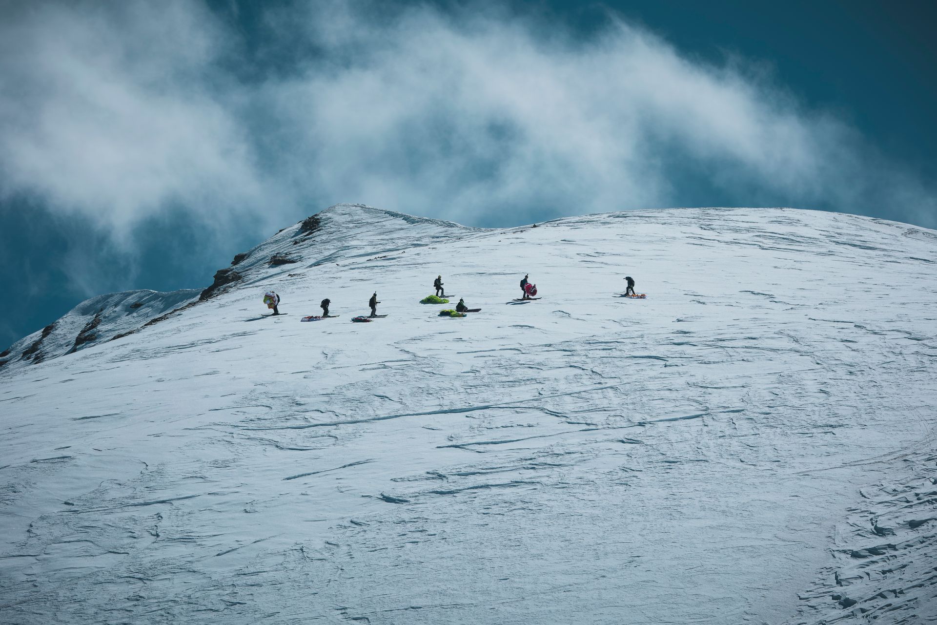 Speedriders preparándose para el descenso en la salida de Canal Amplia, en Cerler.