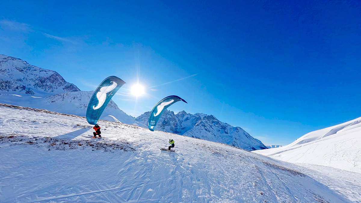 Escuela de parakite Dos parakite Moustaches, haciendo tracción en Cerler.