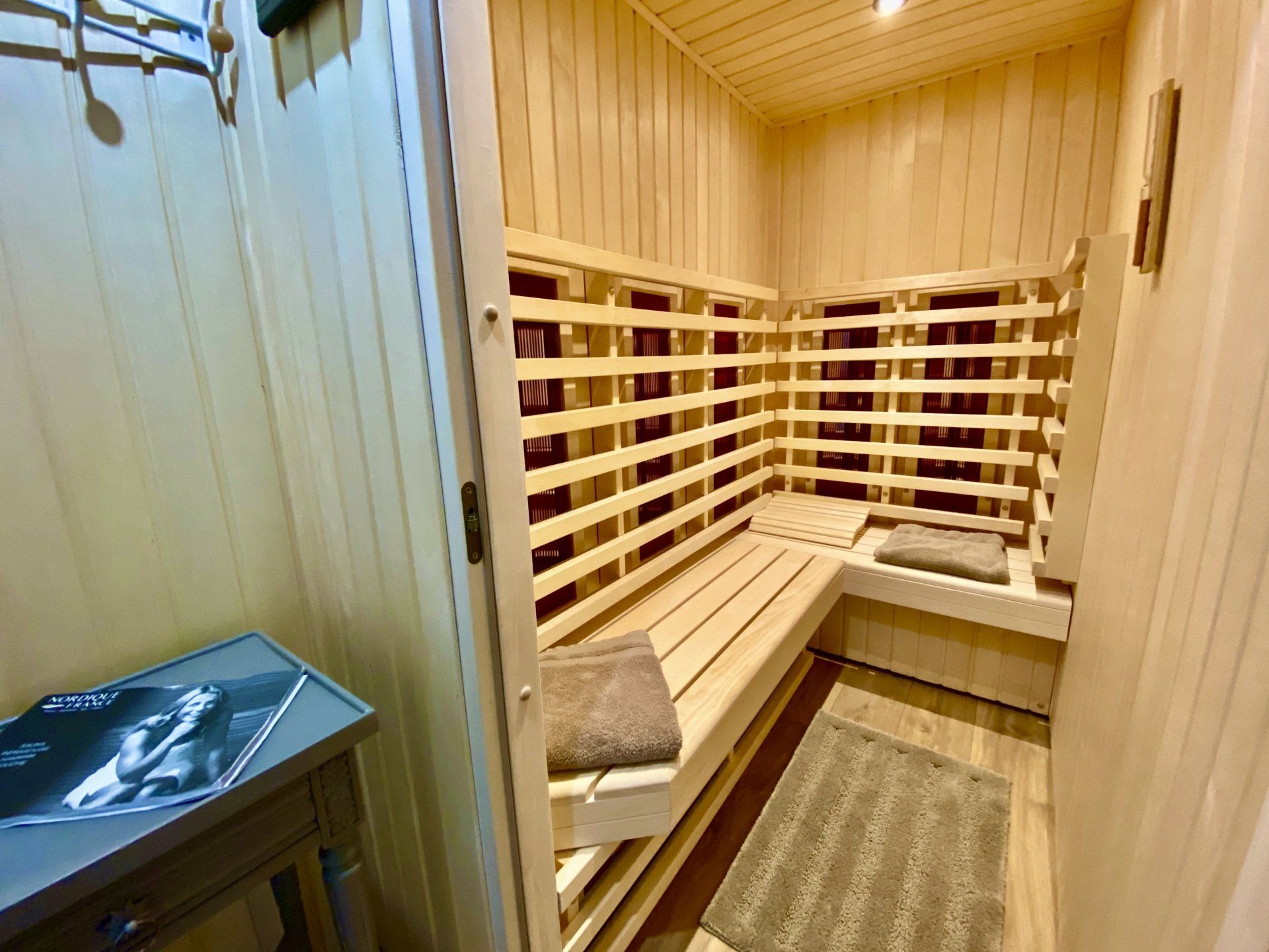 Sauna face à la salle d'eau