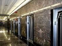 Empire State Building: Wandverkleidung aus Lahnmarmor um die Aufzüge im Foyer