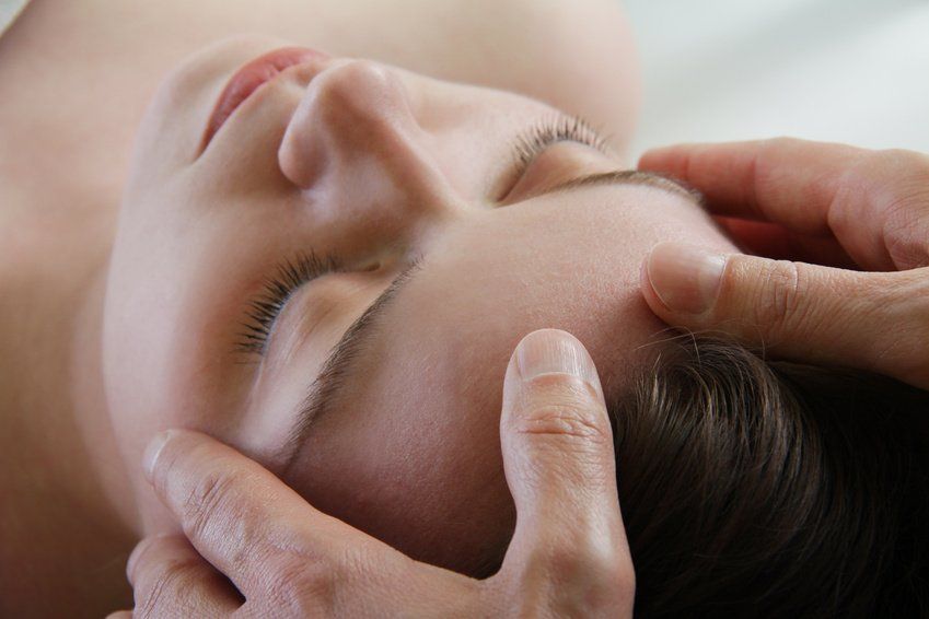 Behandlung mit Hilfe bestimmte Griffe, z.B. durch leichte Berührung am Kopf Craniosacraltherapie
