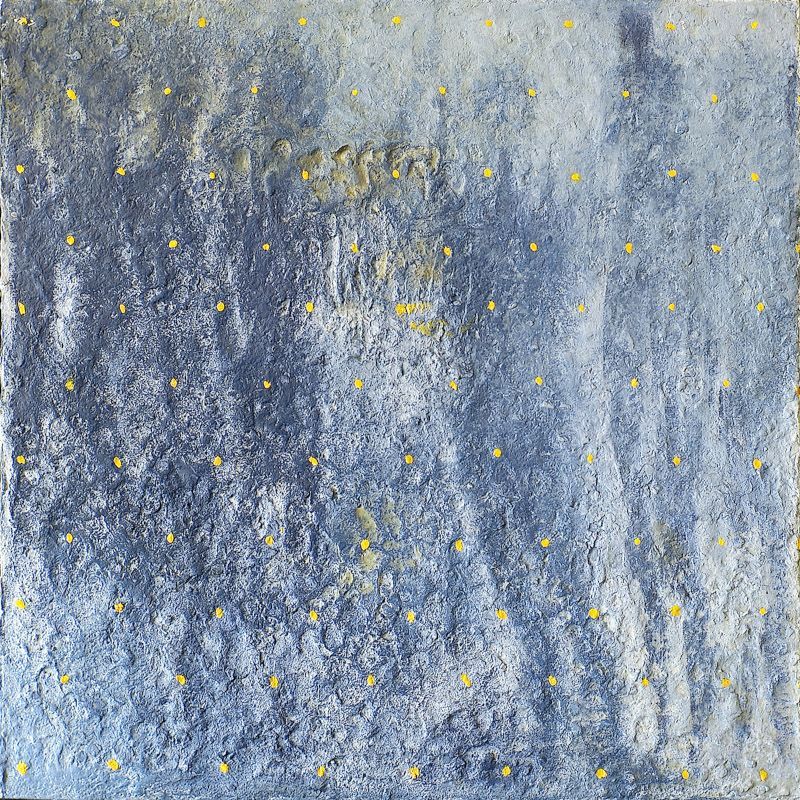 Pintura contemporánea con relieve en azul y pequeñas luces amarillas sobre superficie matérico-abtracta.