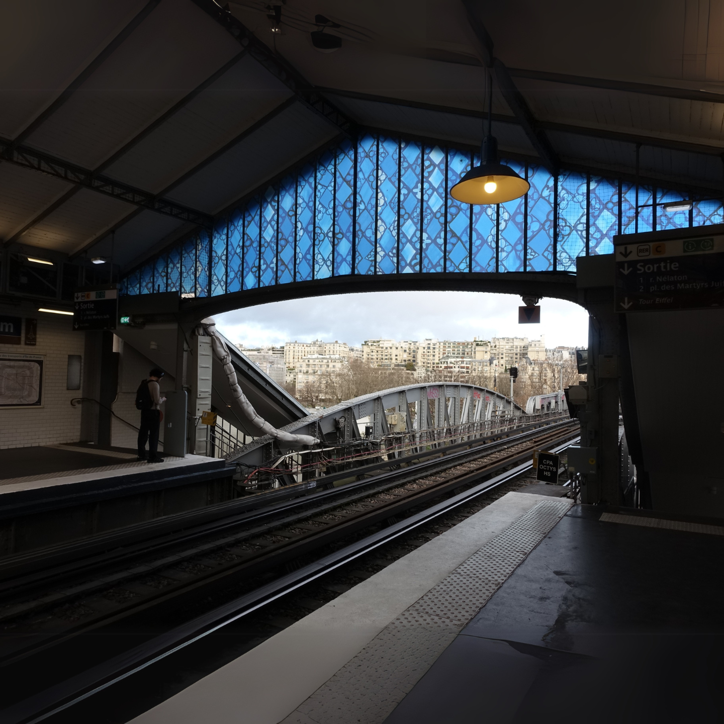 Vue sur la colline de Passy, depuis la station Bir-Hakheim