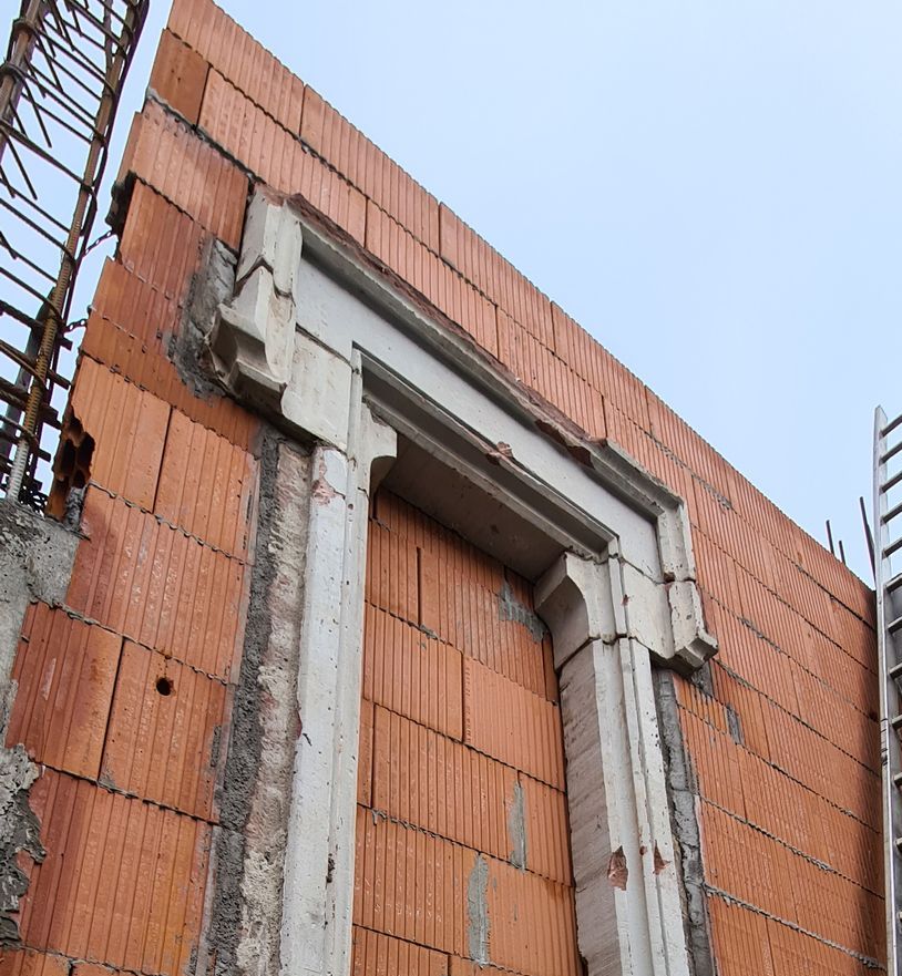 Integration eines historischen Fenstergewand in einen Neubau