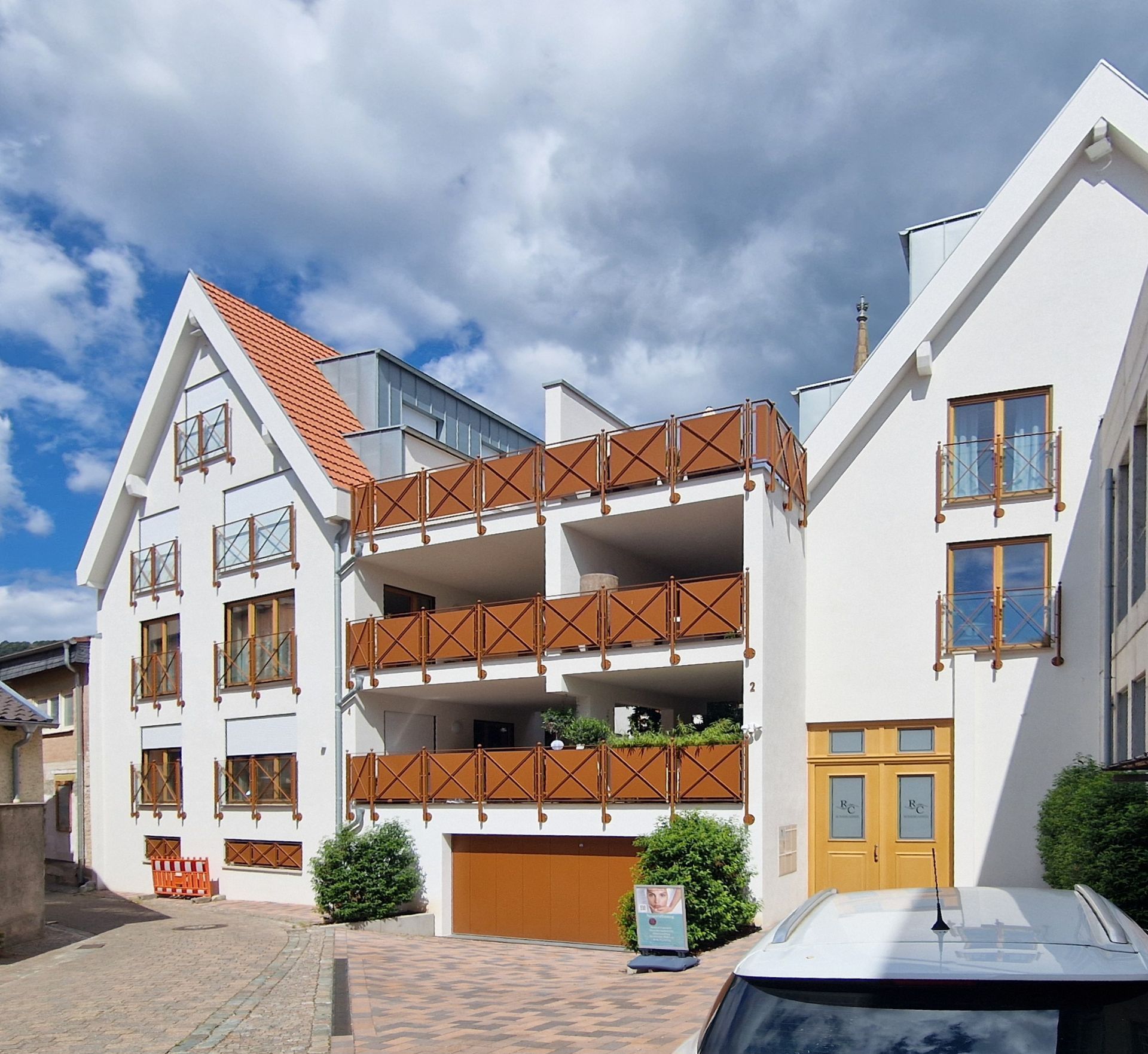 Eine detaillierte Perspektivzeichnung eines Weinguts mit Reben, Gebäuden und landschaftlicher Umgebung, die die Schönheit und den Charme des Anwesens zeigt.