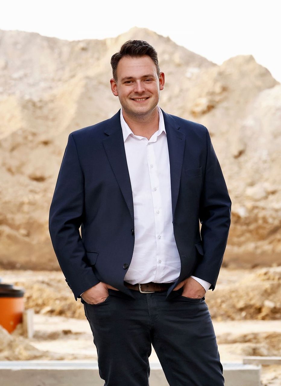 Matthias Wühl, Geschäftsführer der Planwerk67 GmbH in Bad Dürkheim, vor einem Sandhügel