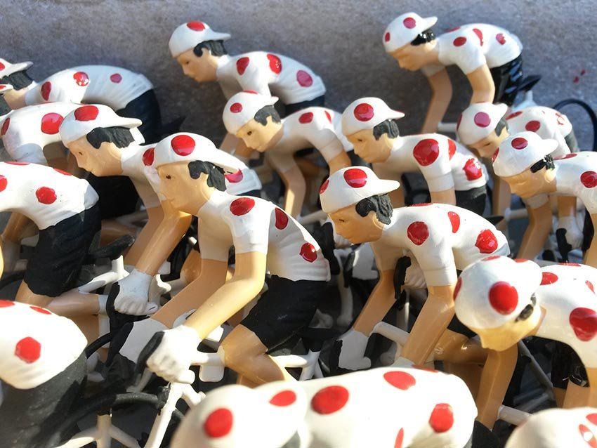 grimpeur maillot pois rouges