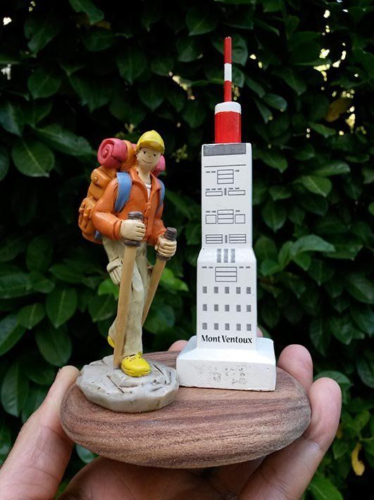sur socle en bois figurine de randonneur