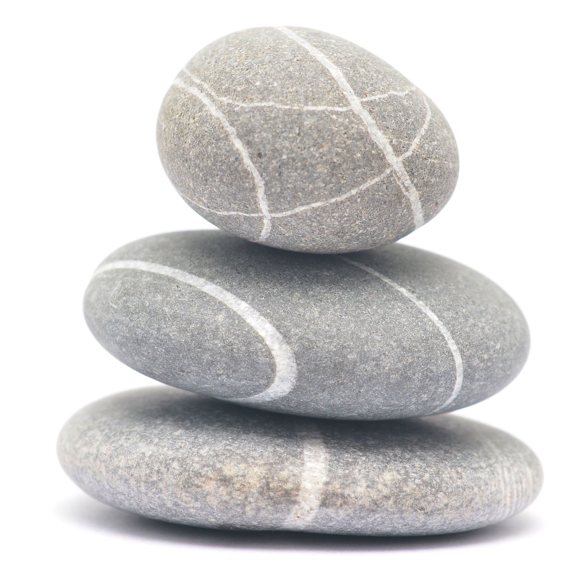 Drei Kieselsteine aufeinander gestapelt symbolisieren Achtsamkeit und Balance