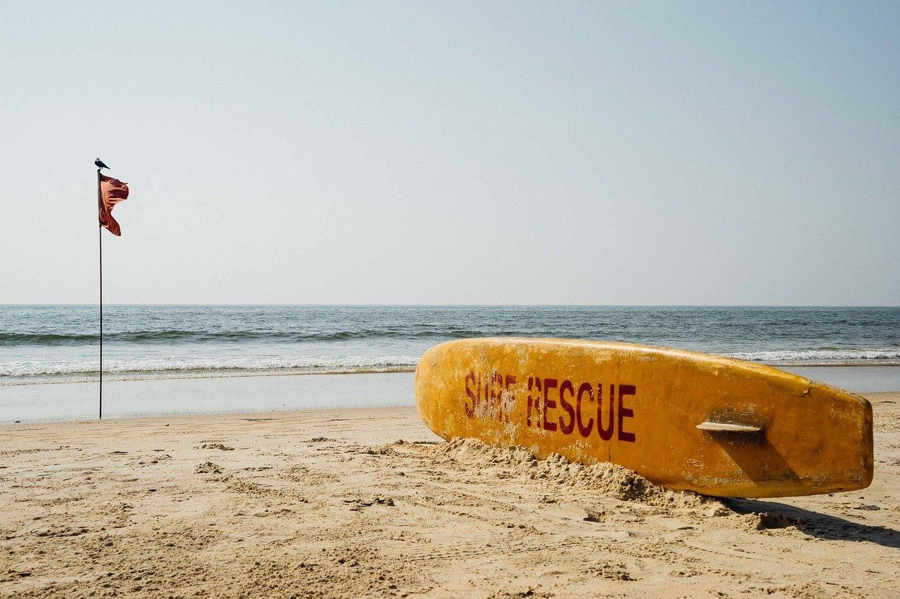 Das Surf-Brett der Küstenwache zur Rettung Ertrinkender am Meeresstrand als Symbol für Stressbewältigung