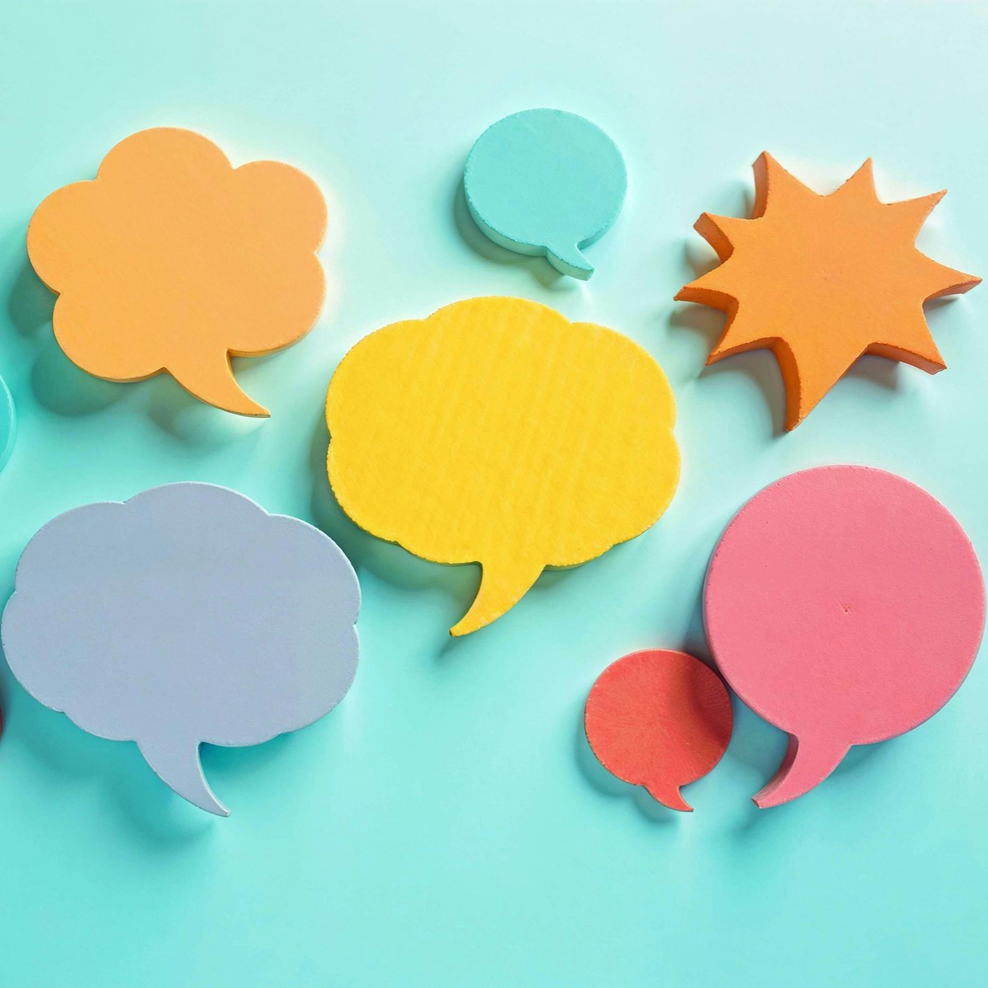 Zwei Hände, die ein kleines Pflänzchen im Handteller halten