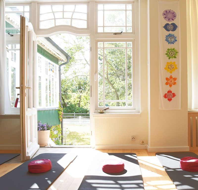 Yogamatten vor geöffneter Tür zum Garten
