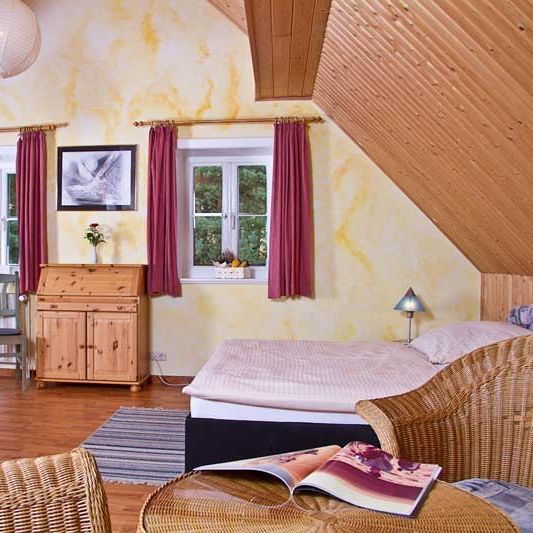 Zimmer mit Bett und Sessel Sagasfeld