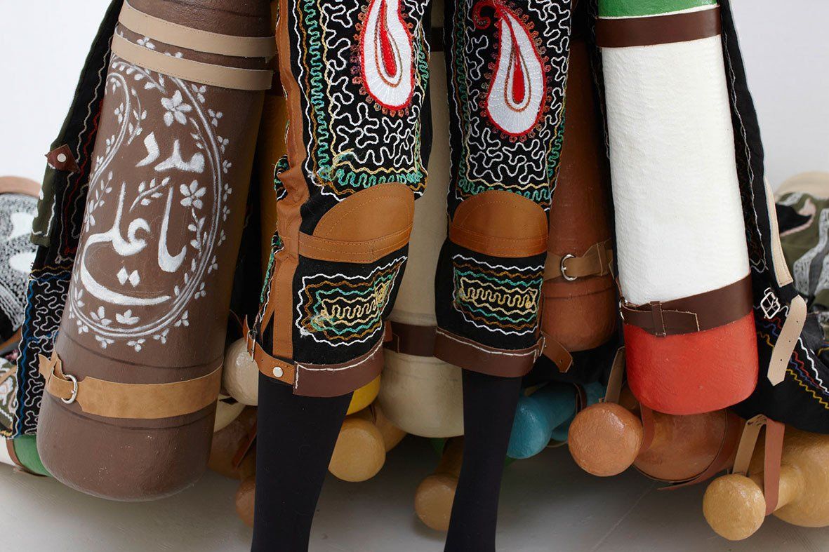 Mona Hakimi-Schueler, Multi-bodies, Installation 3, not all heroes are registered