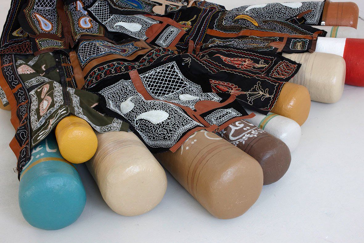 Mona Hakimi-Schueler, Multi-bodies, Installation 3, not all heroes are registered