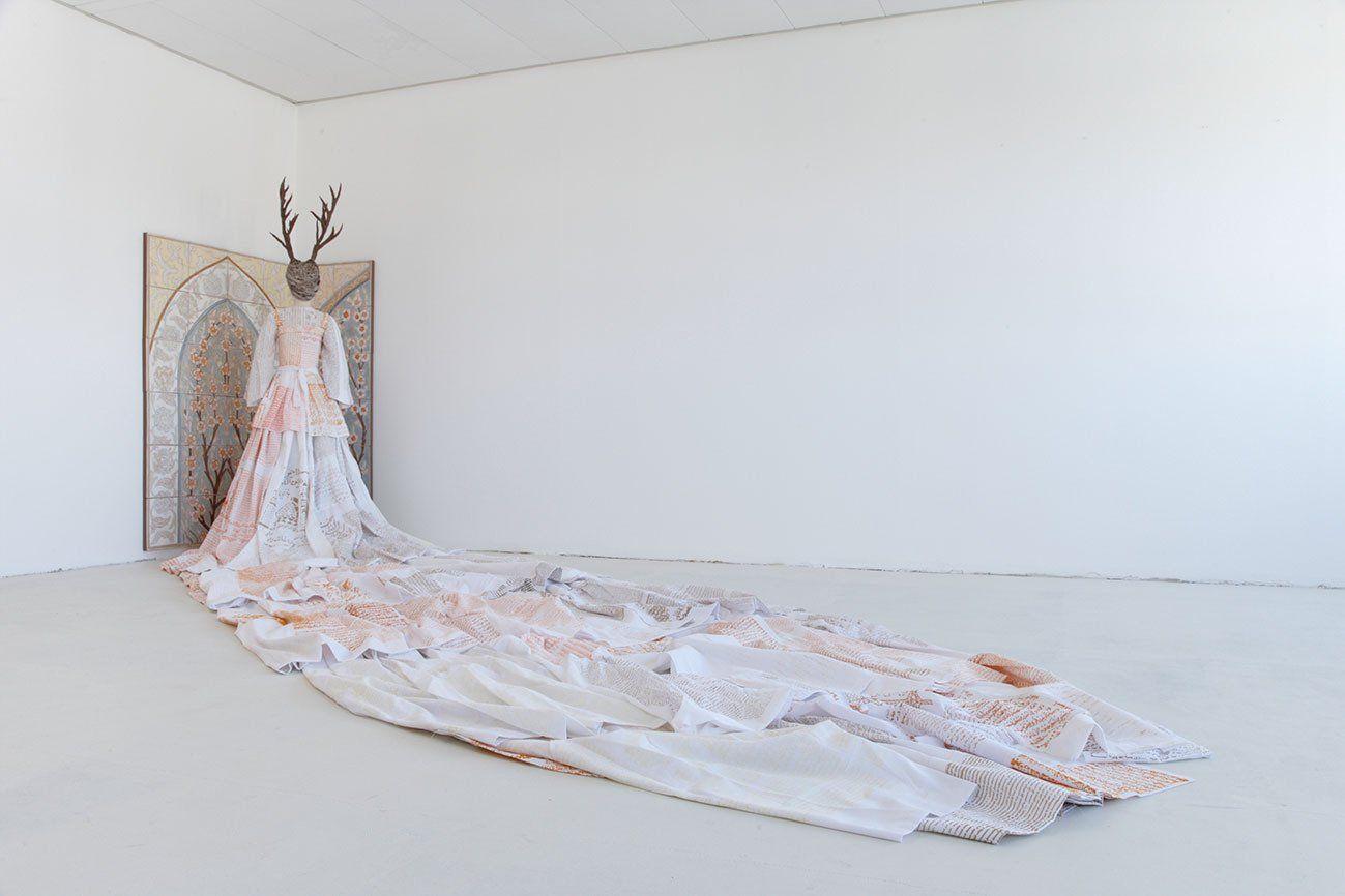 Mona Hakimi-Schueler, Multi-bodies, Installation I, going to the lucky house in white dress, leaving it with white shroud