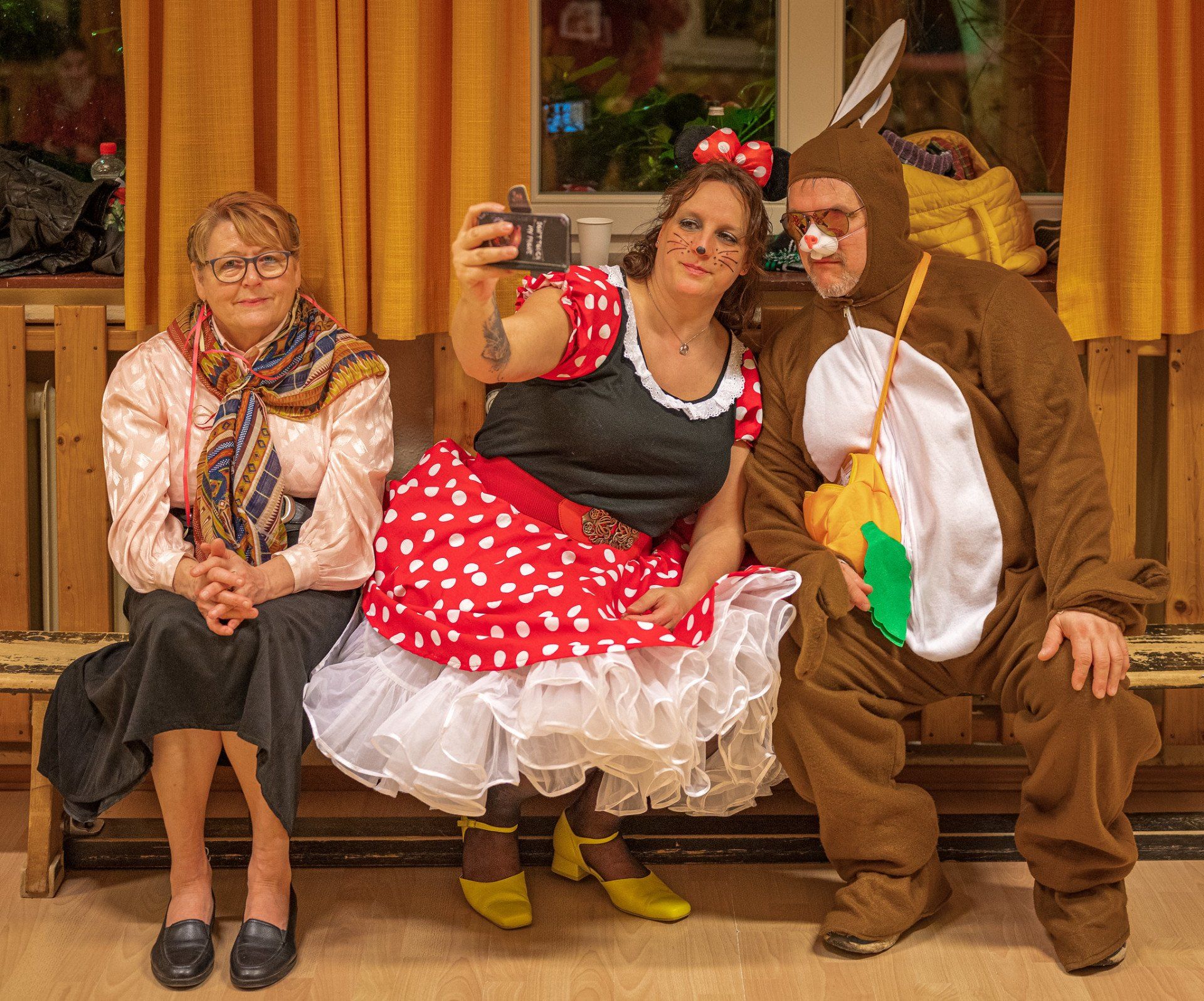 Square Dance, Auerker Teerosen e.V., Tanzclub, Tanzverein, Volkstanz, Aurich, Jugendtanz, Teerosen, Tanzen, Jung und Alt, Tanzfiguren, Caller, Countrydance, Modern Square Dance, Volksmusik, ECTA, EAASDC, Gesellschaftstanz, Figuren, Seniorensport, Norden, Ostfriesland