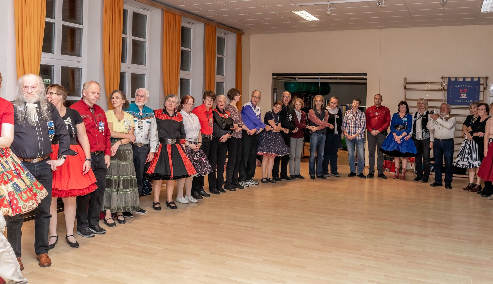 Square Dance, Auerker Teerosen e.V., Tanzclub, Tanzverein, Volkstanz, Aurich, Jugendtanz, Teerosen, Tanzen, Jung und Alt, Tanzfiguren, Caller, Countrydance, Modern Square Dance, Volksmusik, ECTA, EAASDC, Gesellschaftstanz, Figuren, Seniorensport, Norden, Ostfriesland