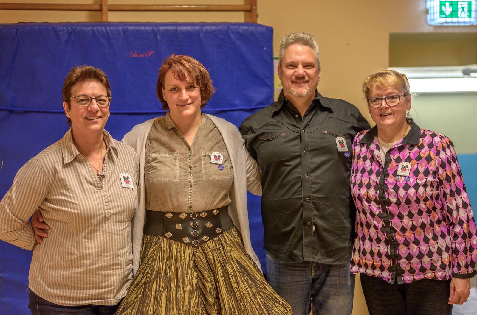 Square Dance, Auerker Teerosen e.V., Tanzclub, Tanzverein, Volkstanz, Aurich, Jugendtanz, Teerosen, Tanzen, Jung und Alt, Tanzfiguren, Caller, Countrydance, Modern Square Dance, Volksmusik, ECTA, EAASDC, Gesellschaftstanz, Figuren, Seniorensport, Norden, Ostfriesland