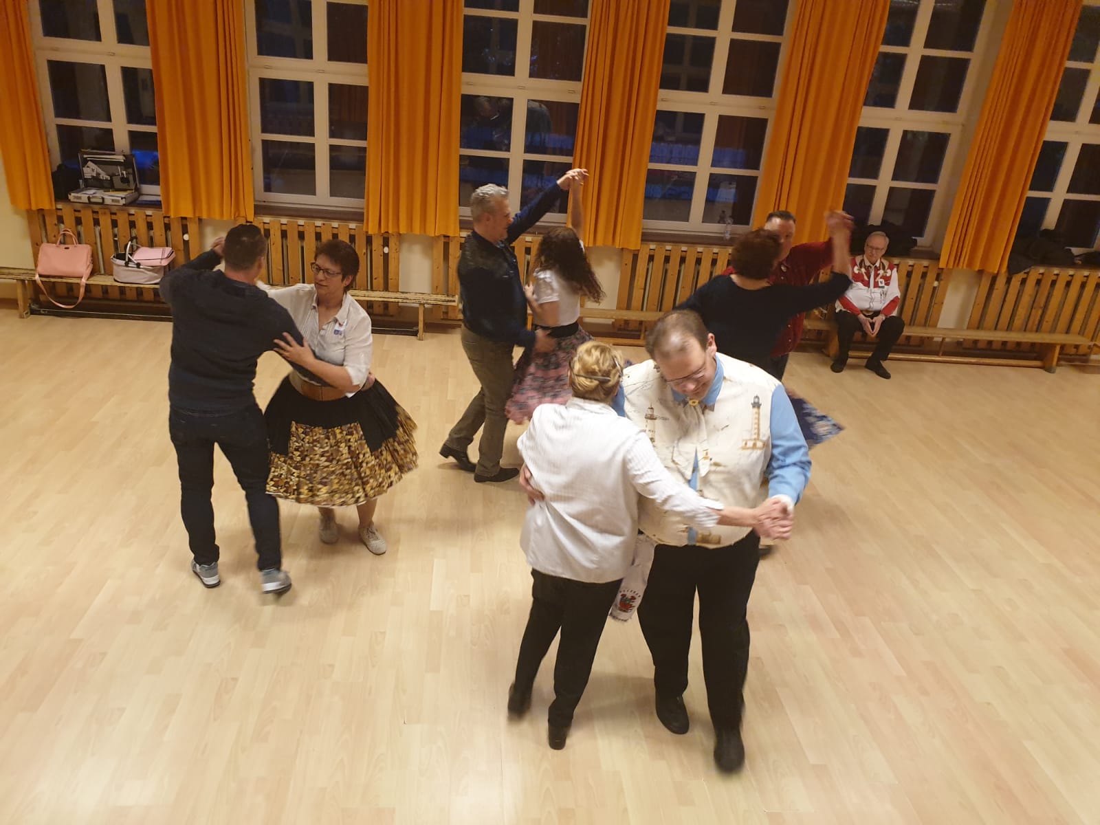 Square Dance, Auerker Teerosen e.V., Tanzclub, Tanzverein, Volkstanz, Aurich, Jugendtanz, Teerosen, Tanzen, Jung und Alt, Tanzfiguren, Caller, Countrydance, Modern Square Dance, Volksmusik, ECTA, EAASDC, Gesellschaftstanz, Figuren, Seniorensport, Norden, Ostfriesland
