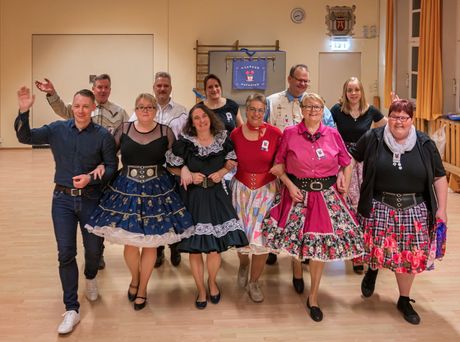 Square Dance, Auerker Teerosen e.V., Tanzclub, Tanzverein, Volkstanz, Aurich, Jugendtanz, Teerosen, Tanzen, Jung und Alt, Tanzfiguren, Caller, Countrydance, Modern Square Dance, Volksmusik, ECTA, EAASDC, Gesellschaftstanz, Figuren, Seniorensport, Norden, Ostfriesland