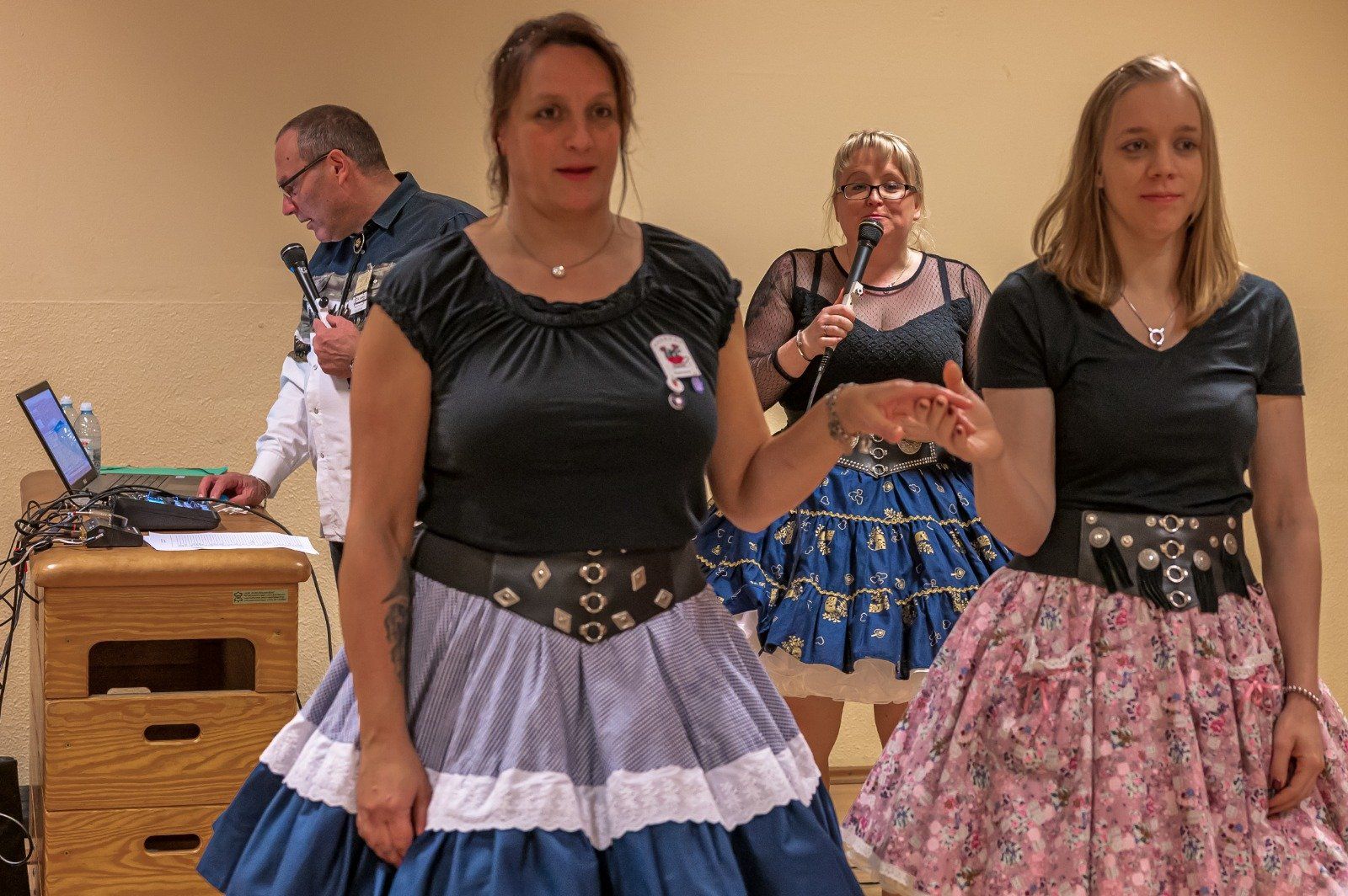 Square Dance, Auerker Teerosen e.V., Tanzclub, Tanzverein, Volkstanz, Aurich, Jugendtanz, Teerosen, Tanzen, Jung und Alt, Tanzfiguren, Caller, Countrydance, Modern Square Dance, Volksmusik, ECTA, EAASDC, Gesellschaftstanz, Figuren, Seniorensport, Norden, Ostfriesland