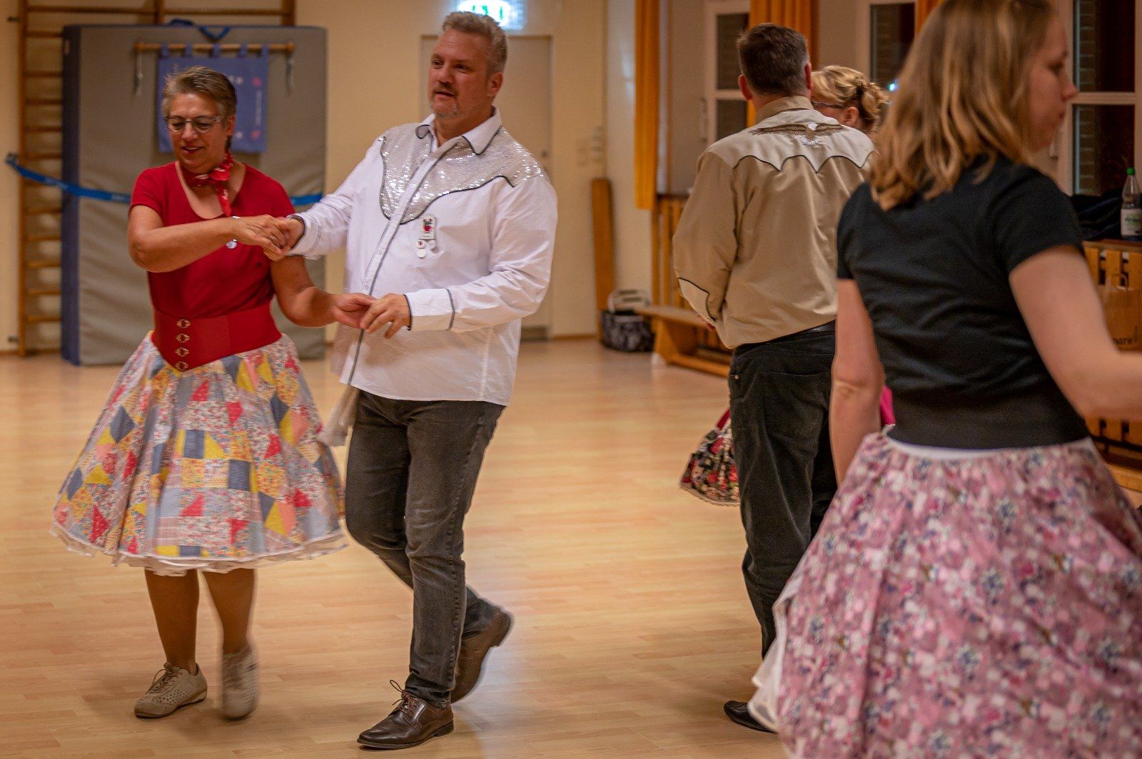 Square Dance, Auerker Teerosen e.V., Tanzclub, Tanzverein, Volkstanz, Aurich, Jugendtanz, Teerosen, Tanzen, Jung und Alt, Tanzfiguren, Caller, Countrydance, Modern Square Dance, Volksmusik, ECTA, EAASDC, Gesellschaftstanz, Figuren, Seniorensport, Norden, Ostfriesland