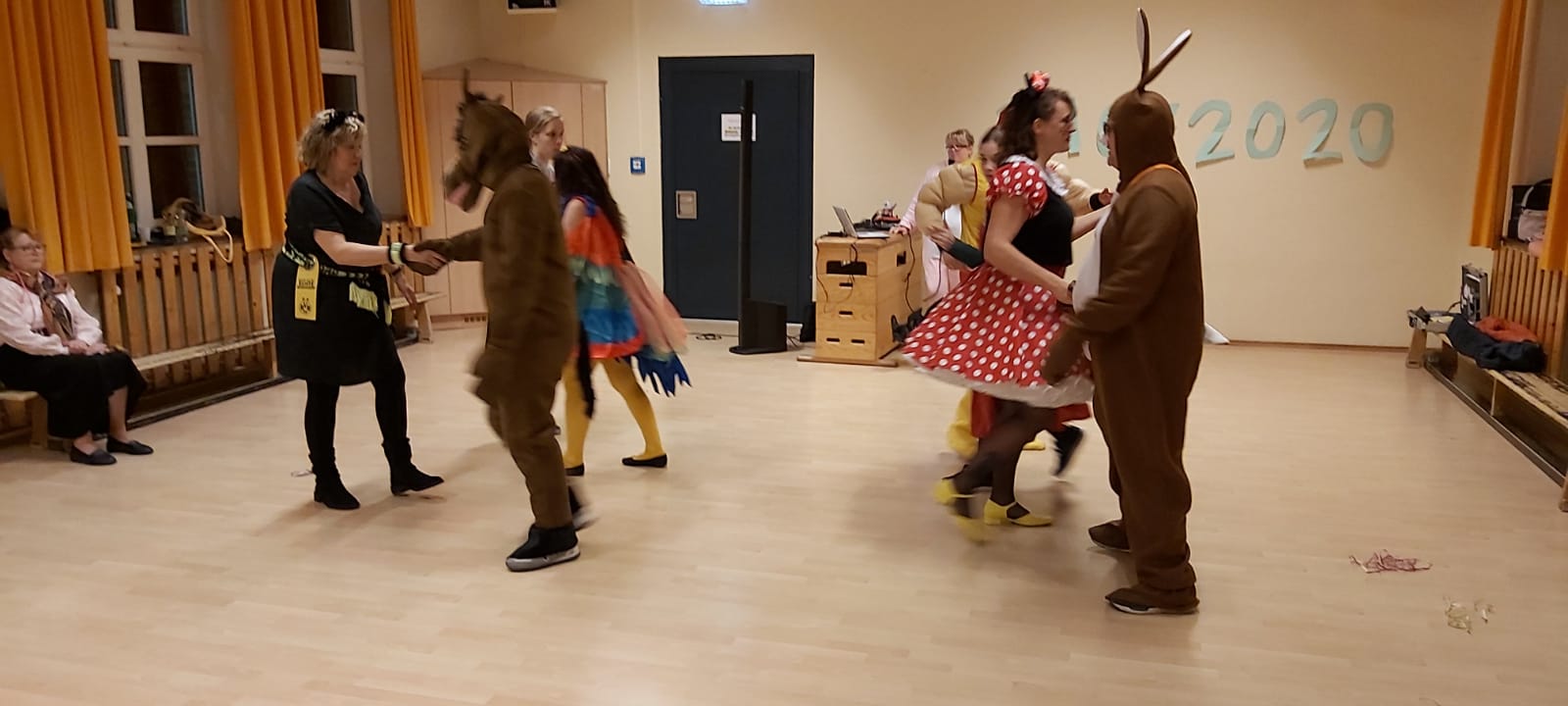 Square Dance, Auerker Teerosen e.V., Tanzclub, Tanzverein, Volkstanz, Aurich, Jugendtanz, Teerosen, Tanzen, Jung und Alt, Tanzfiguren, Caller, Countrydance, Modern Square Dance, Volksmusik, ECTA, EAASDC, Gesellschaftstanz, Figuren, Seniorensport, Norden, Ostfriesland