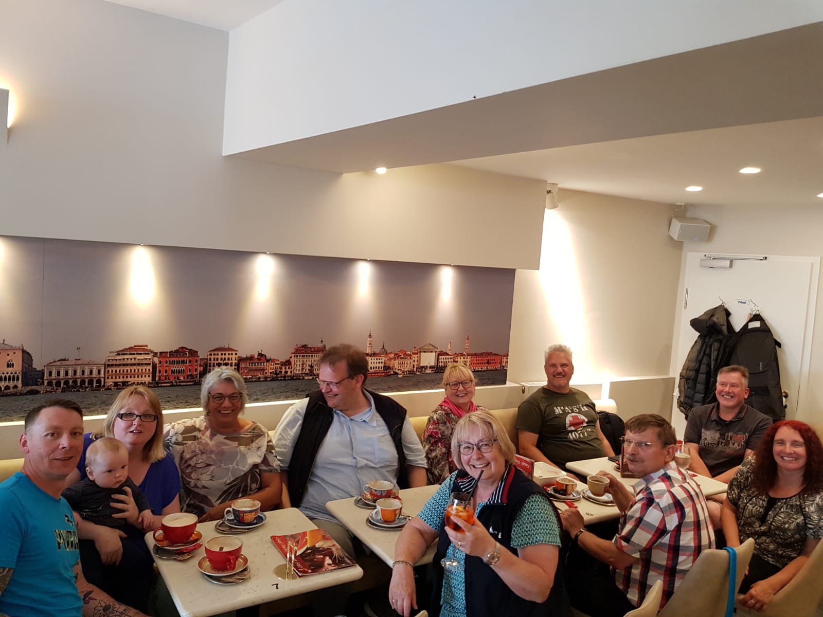 Square Dance, Auerker Teerosen e.V., Tanzclub, Tanzverein, Volkstanz, Aurich, Jugendtanz, Teerosen, Tanzen, Jung und Alt, Tanzfiguren, Caller, Countrydance, Modern Square Dance, Volksmusik, ECTA, EAASDC, Gesellschaftstanz, Figuren, Seniorensport, Norden, Ostfriesland