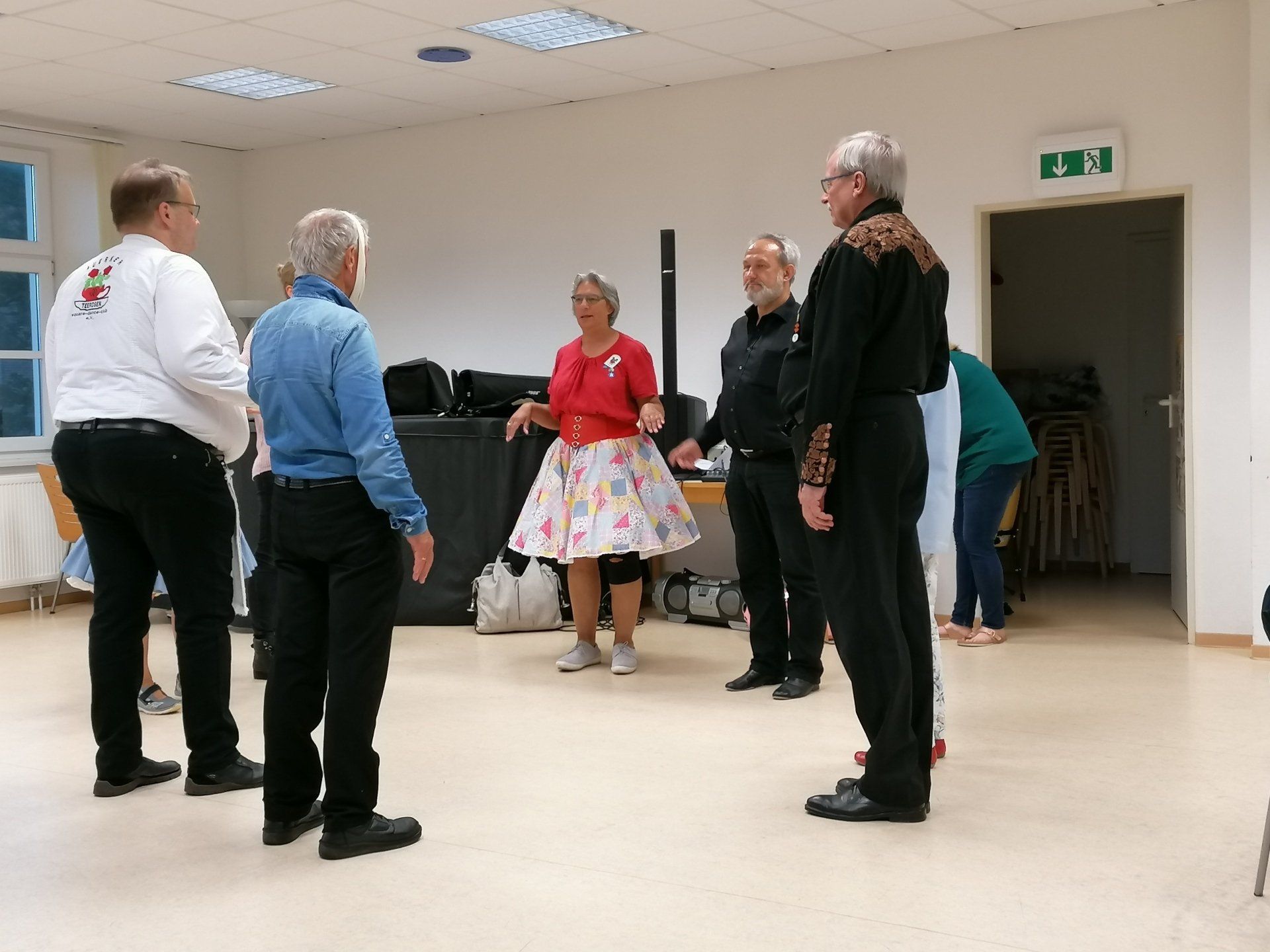 Square Dance, Auerker Teerosen e.V., Tanzclub, Tanzverein, Volkstanz, Aurich, Jugendtanz, Teerosen, Tanzen, Jung und Alt, Tanzfiguren, Caller, Countrydance, Modern Square Dance, Volksmusik, ECTA, EAASDC, Gesellschaftstanz, Figuren, Seniorensport, Norden, Ostfriesland