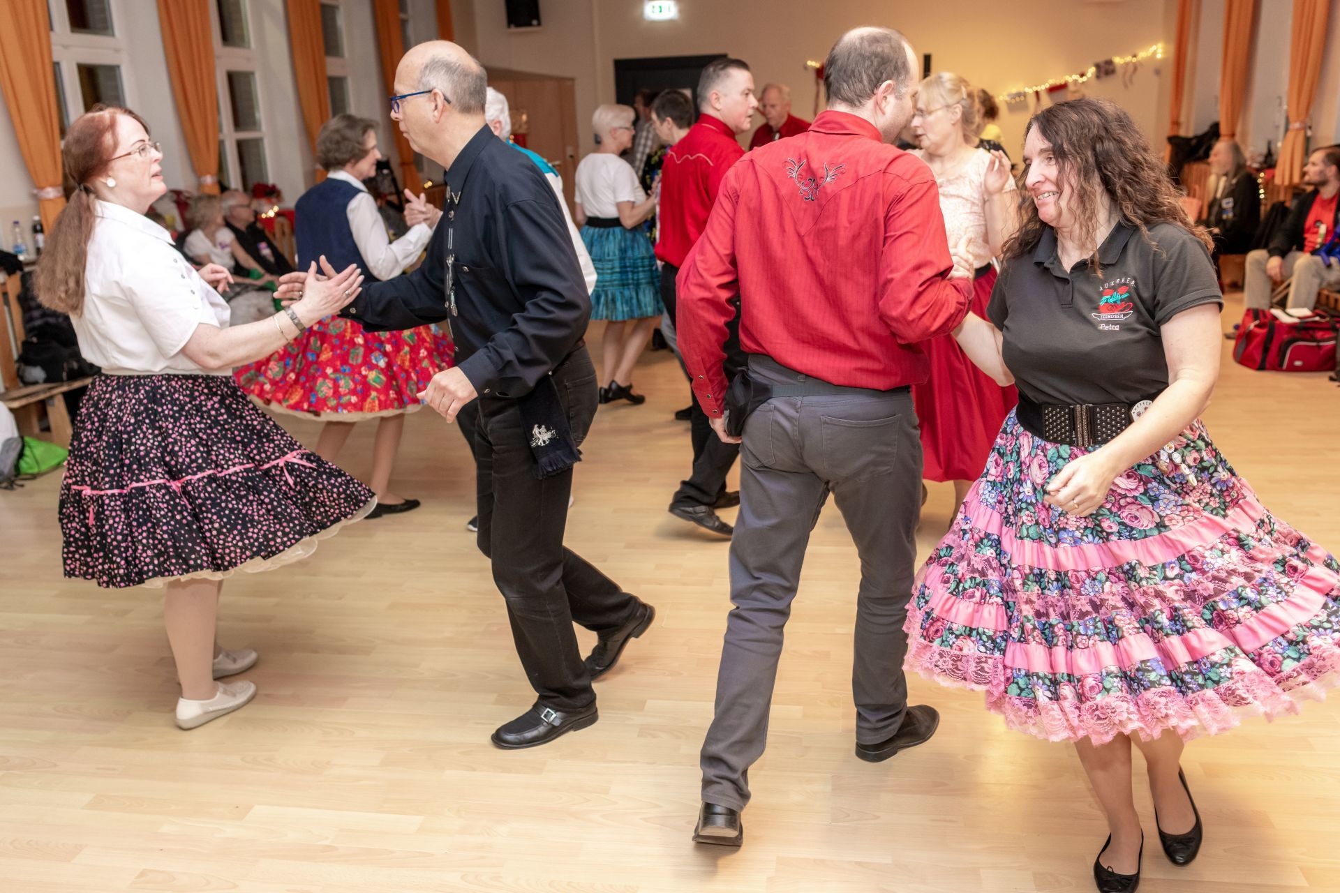 Square Dance, Auerker Teerosen e.V., Tanzclub, Tanzverein, Volkstanz, Aurich, Jugendtanz, Teerosen, Tanzen, Jung und Alt, Tanzfiguren, Caller, Countrydance, Modern Square Dance, Volksmusik, ECTA, EAASDC, Gesellschaftstanz, Figuren, Seniorensport, Norden, Ostfriesland